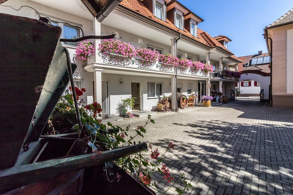 Hotel Löwen Garni Oberrimsingen Buitenkant foto